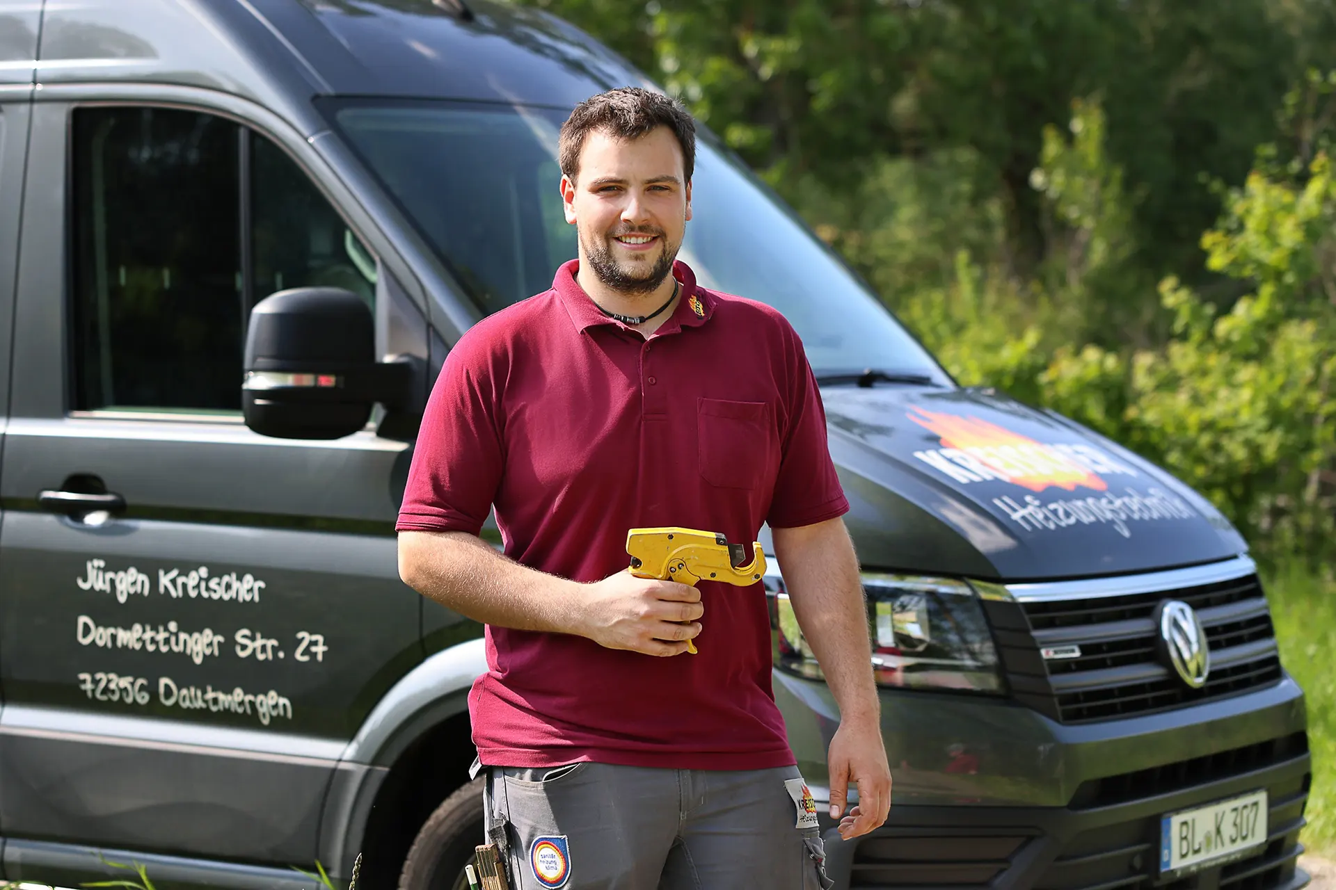 Anlagenmechaniker Manuel Kreischer von Kreischer Heizungstechnik in Dautmergen mit Spezialwerkzeug vor dem Firmenwagen